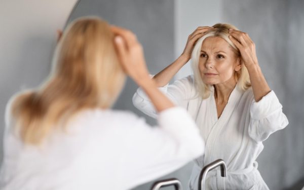 Cum afectează menopauza sănătatea părului
