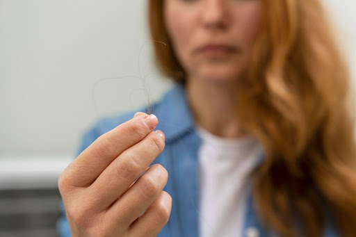 Cum pot stimula circulația la nivelul scalpului ca să nu îmi mai cadă părul?