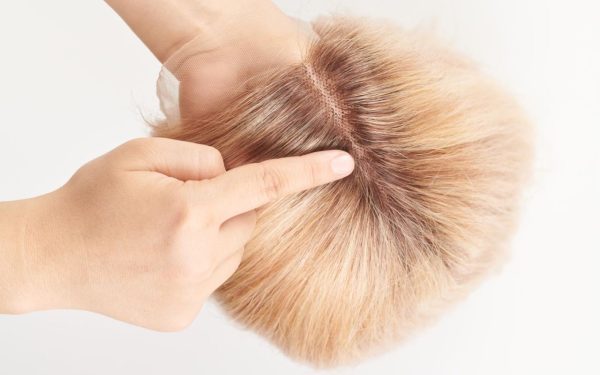 Care sunt cele mai bune opțiuni de acoperire cosmetică (fibre, extensii, peruci) pentru subțierea severă a părului?